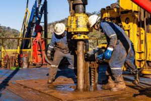 Operarios trabajando en la perforación de un pozo petrolero