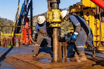 Operarios trabajando en la perforación de un pozo petrolero