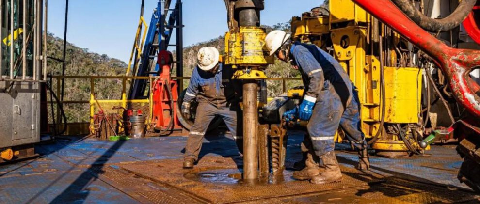 Operarios trabajando en la perforación de un pozo petrolero