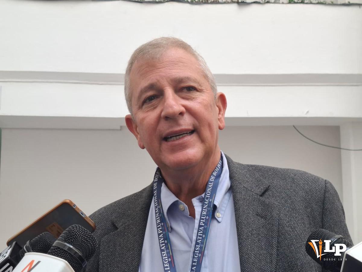 El senador Marinkovic en conferencia de prensa