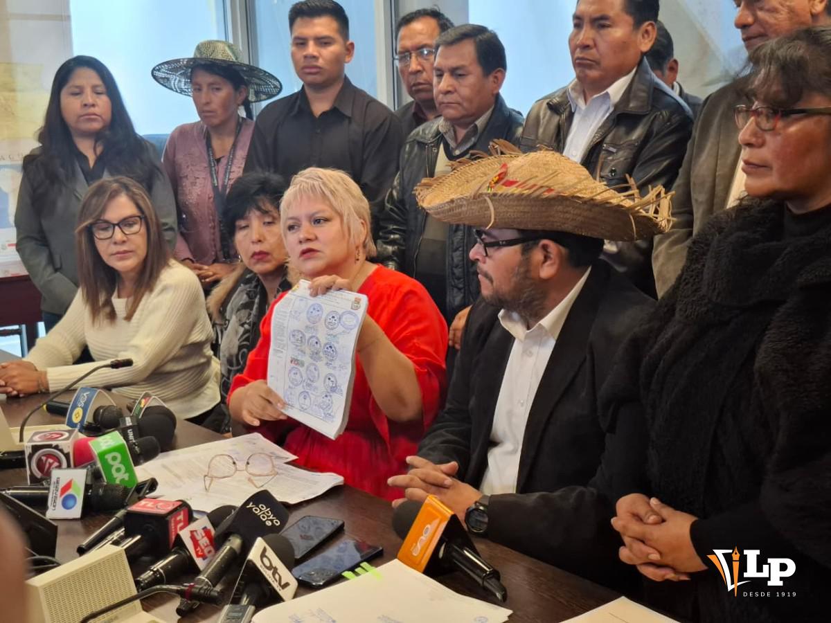 Parlamentarios con la solicitud de proyecto de abrogación