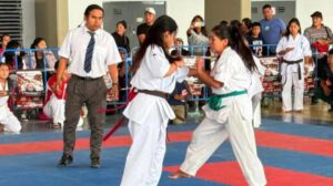 personas practicando karate