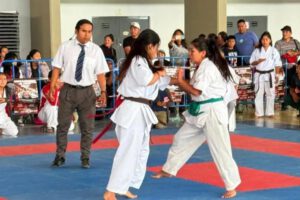 personas practicando karate