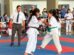 personas practicando karate