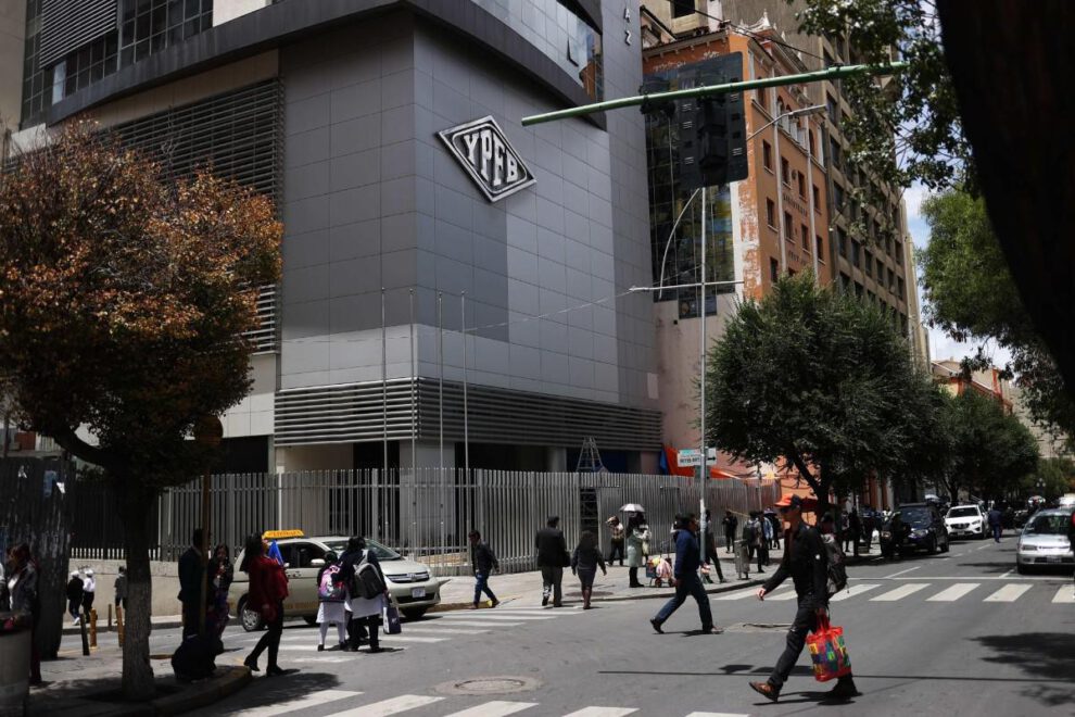 Las oficinas de la petrolera estatal boliviana Yacimientos Petrolíferos Fiscales Bolivianos (YPFB), en La Paz (Bolivia)