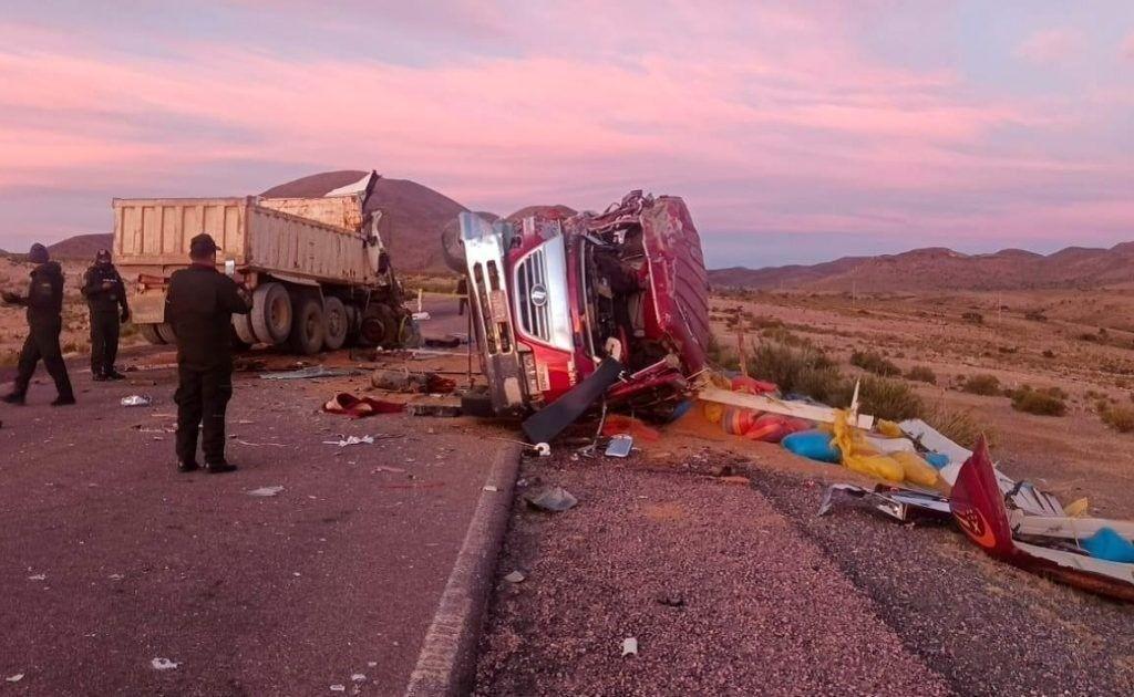 Vuelco lateral del camión a raíz de la colisión