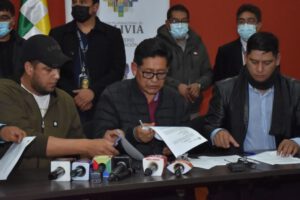 Gobierno y maestros firman acuerdo para creación de 3.300 ítems