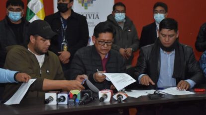 Gobierno y maestros firman acuerdo para creación de 3.300 ítems