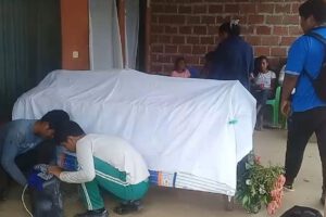 La familia vela a la víctima del conflicto de tierras en Guarayos