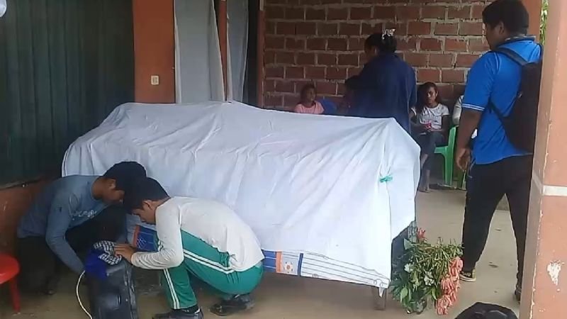 La familia vela a la víctima del conflicto de tierras en Guarayos