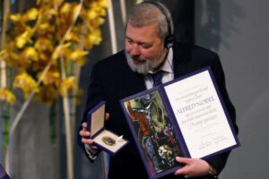 Dmitri Muratov dona su medalla del Premio Nobel de la Paz para ayudar a refugiados ucranianos