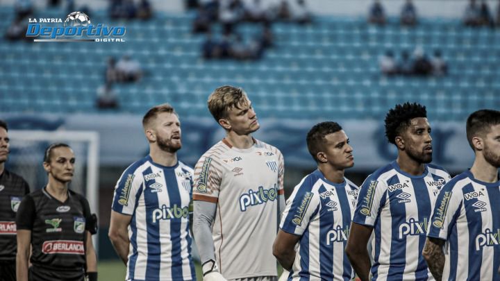 Despiden a dos futbolistas brasileños tras ir a una fiesta que acabó a tiros