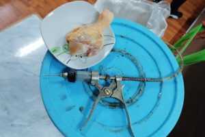Decomisan instrumento para hinchar pollos en El Alto