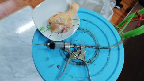 Decomisan instrumento para hinchar pollos en El Alto