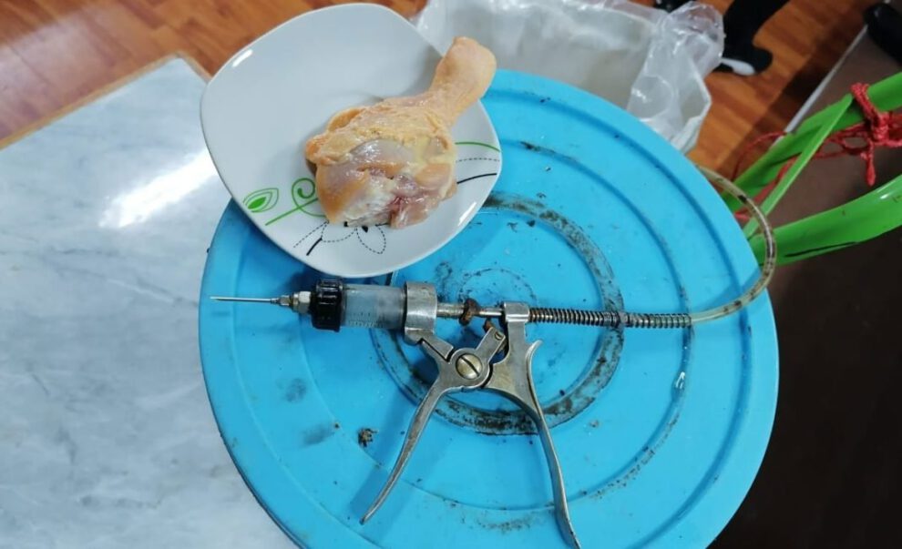 Decomisan instrumento para hinchar pollos en El Alto
