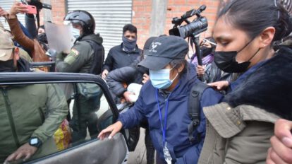 La hermana del violador serial Richard Choque durante la reconstrucción de los hechos