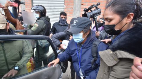 La hermana del violador serial Richard Choque durante la reconstrucción de los hechos