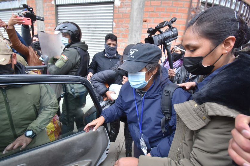La hermana del violador serial Richard Choque durante la reconstrucción de los hechos