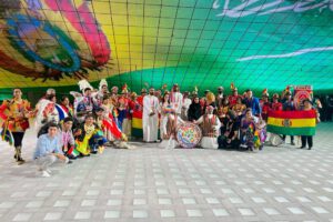 Banda Poopó en Expo Dubái mostrando la cultura boliviana