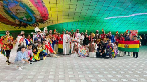 Banda Poopó en Expo Dubái mostrando la cultura boliviana