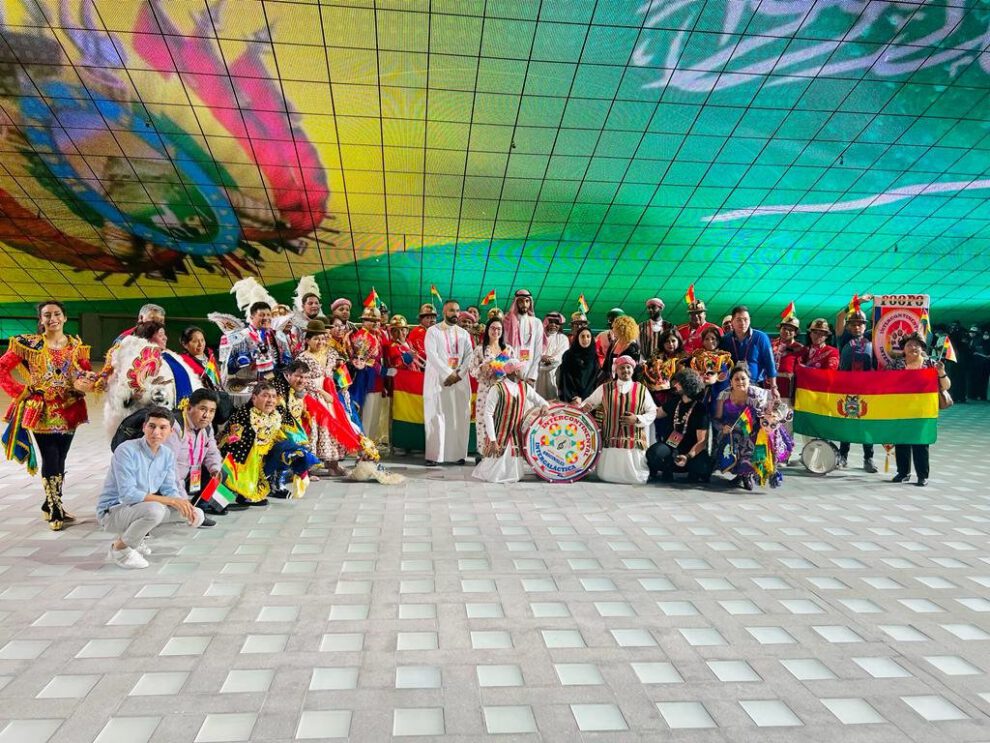 Banda Poopó en Expo Dubái mostrando la cultura boliviana