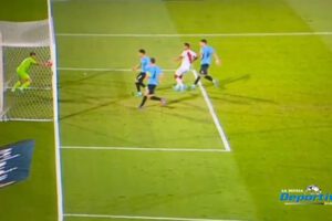 La pelota no entró toda en el partido Uruguay-Perú