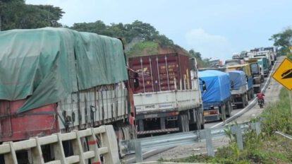 Bloqueos en las carreteras afectan el transporte y comercio