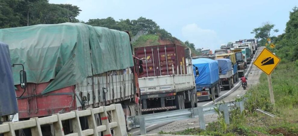 Bloqueos en las carreteras afectan el transporte y comercio
