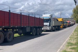 Ruta alterna de Kasani utilizada por camiones tras bloqueos de caminos