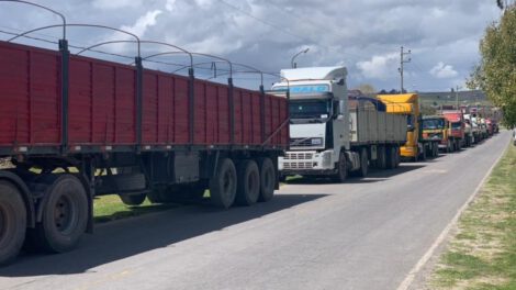 Ruta alterna de Kasani utilizada por camiones tras bloqueos de caminos