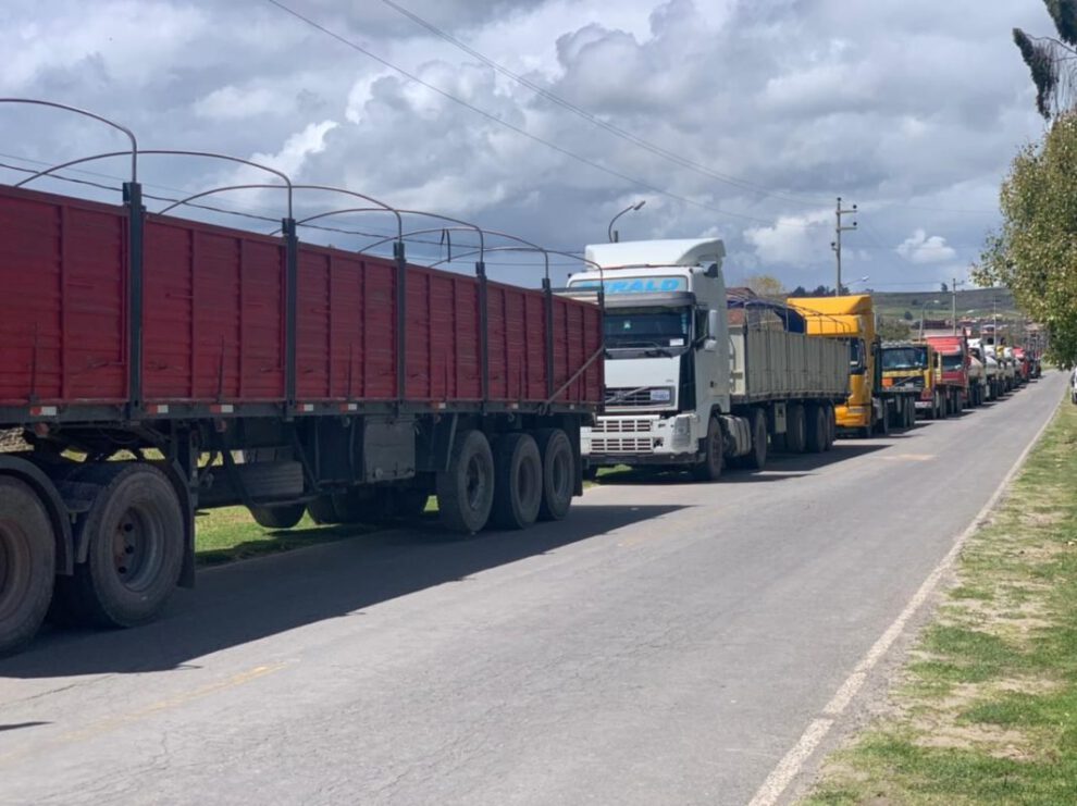 Ruta alterna de Kasani utilizada por camiones tras bloqueos de caminos