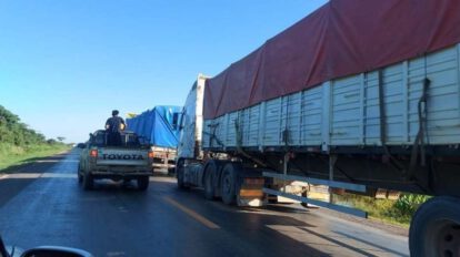 Bloqueos en Santa Cruz afectan el transporte y la economía