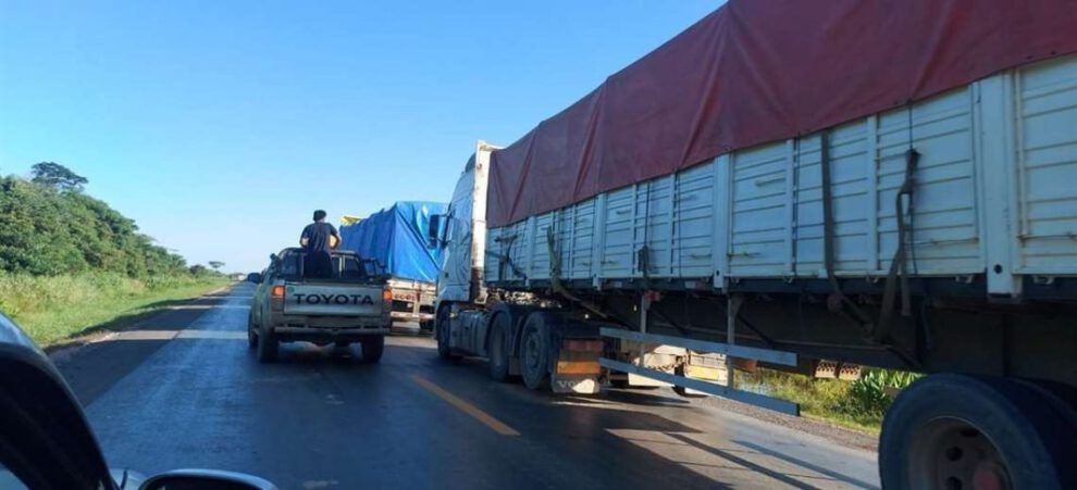 Bloqueos en Santa Cruz afectan el transporte y la economía