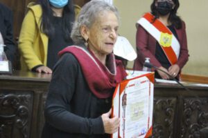 Amparo Carvajal, activista de Derechos Humanos, recibe reconocimiento en Potosí