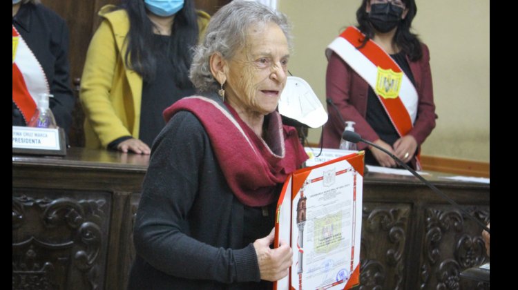 Amparo Carvajal, activista de Derechos Humanos, recibe reconocimiento en Potosí