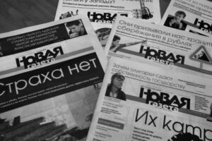 Último periódico crítico ruso suspende publicaciones debido a leyes en Rusia