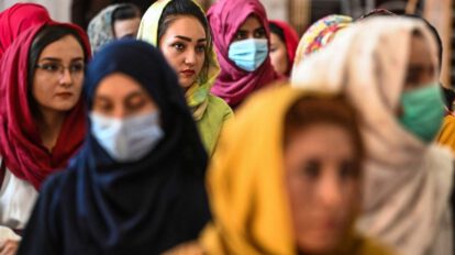 Talibanes prohíben a mujeres afganas viajar
