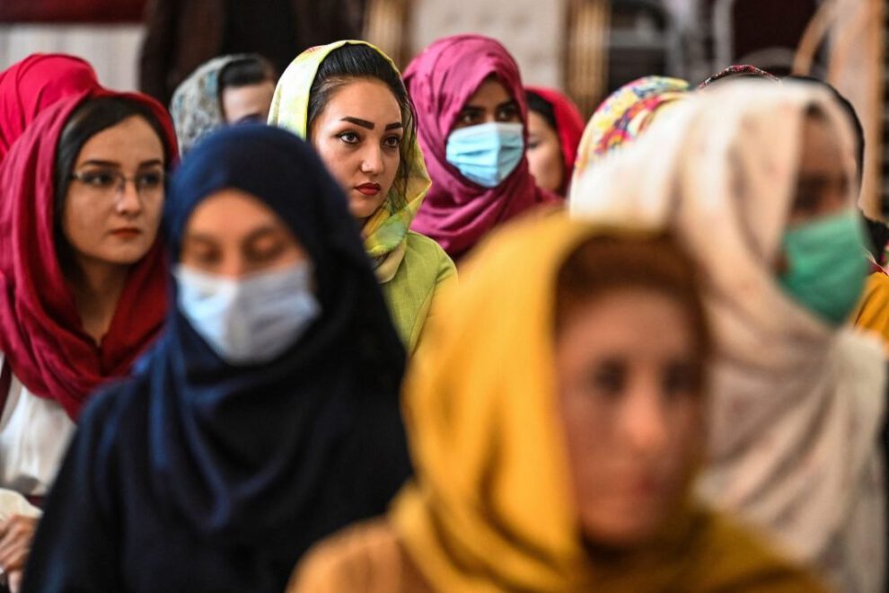 Talibanes prohíben a mujeres afganas viajar