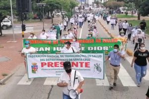 Trabajadores de salud en emergencia marchando en Santa Cruz