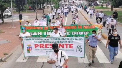 Trabajadores de salud en emergencia marchando en Santa Cruz