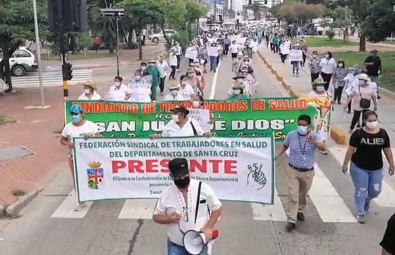 Trabajadores de salud en emergencia marchando en Santa Cruz