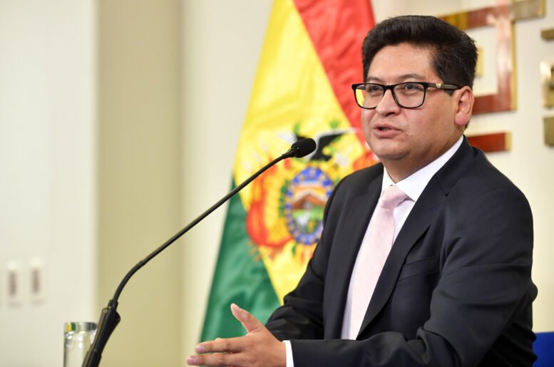 Ministro de Economía advierte sobre doble aguinaldo