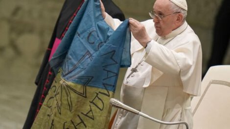 Papa Francisco besa la bandera de Ucrania