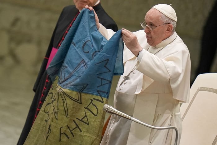 Papa Francisco besa la bandera de Ucrania