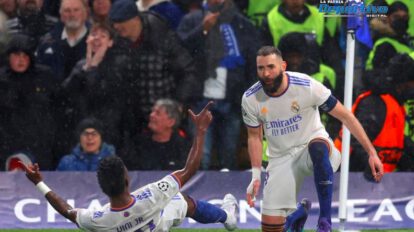 Karim Benzema celebra el primer gol con Vinicius en el partido contra Chelsea