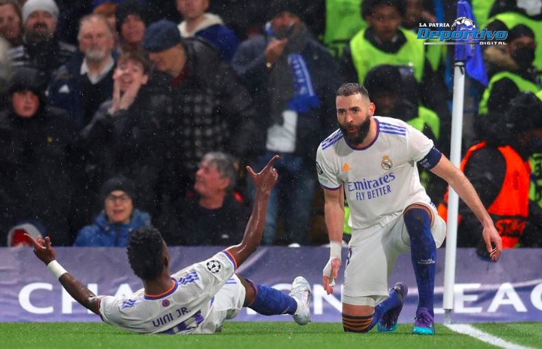 Karim Benzema celebra el primer gol con Vinicius en el partido contra Chelsea