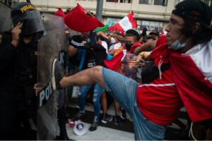 Enfrentamientos en Perú durante protestas contra el gobierno de Pedro Castillo