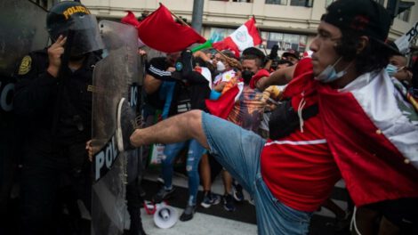 Enfrentamientos en Perú durante protestas contra el gobierno de Pedro Castillo