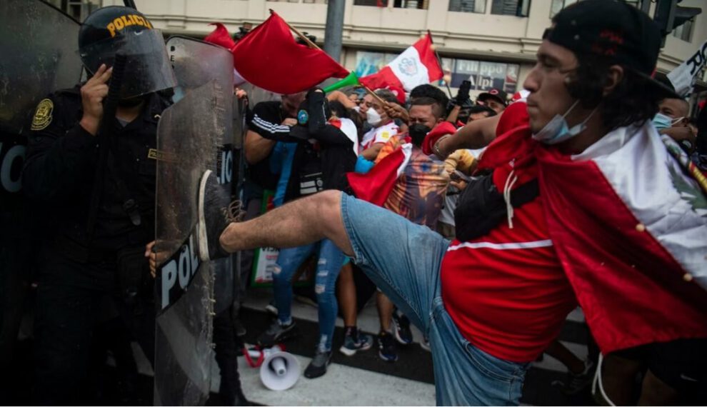 Enfrentamientos en Perú durante protestas contra el gobierno de Pedro Castillo