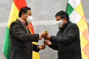Luis Arce entrega el Bastón de Mando a David Choquehuanca